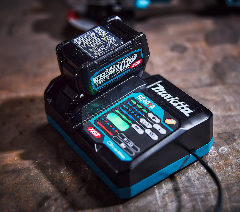 Cargador Rápido Makita DC40RA 40V Max XGT con Comunicación Digital - Imagen 5