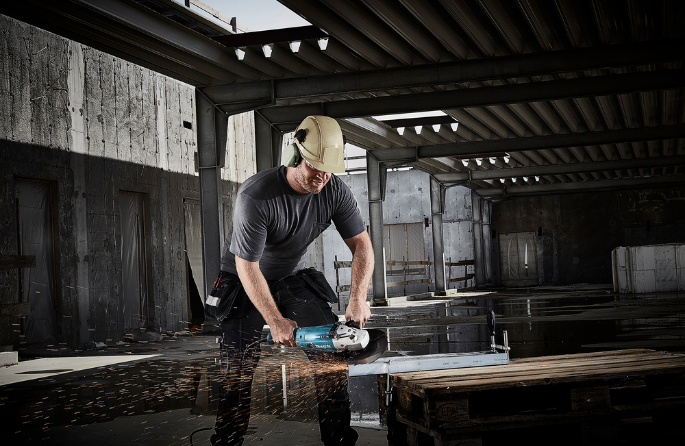 Amoladora angular Makita GA9020R de 2200W con disco de 230 mm para corte y desbaste profesional.